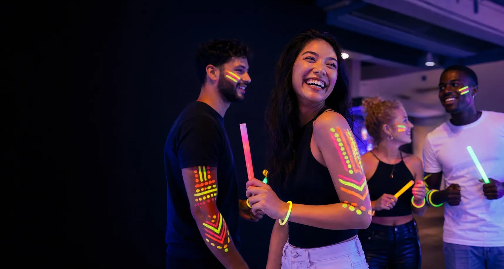 Glow Party com Body Paint fluorescente, pulseiras e glow sticks sob luz UV